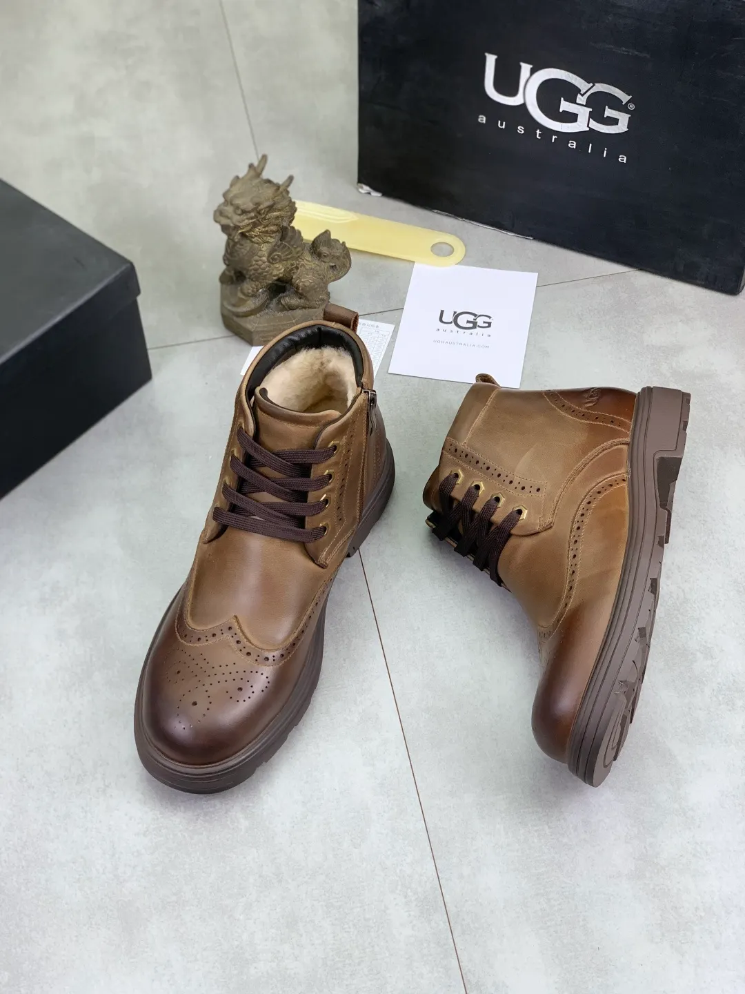 Men's shoes 💰P620 [New style] 💰 🆘 "Real wool" [UGG] 👉The popular men's shoes are synchronized with the official website 🔰The quality [proud] is not comparable to the imitations in the general market 🌀The upper is imported Italian frosted cowhide, and the lining: foot pads 🅰️Grade 🐑Real wool👻Only Grade A can show the effect The hand feels smooth and delicate 🔱The shoe shape is grand, only the factory can do it 🎄The perfect toughness of the original outsole 👻⬛️ can allow customers to say goodbye to one-time consumption. Real wool lining, super warm. Brown and gray available. Size: 38-44